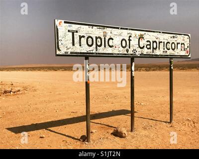 Tropico del Capricorno segno in una strada del Namib Naukluft National Park, Regione di Erongo, Namibia Foto Stock