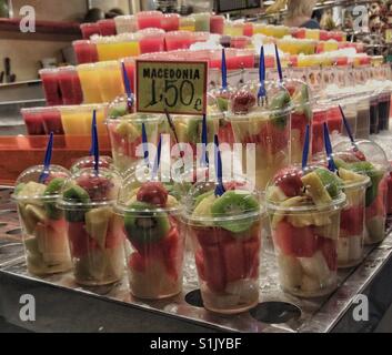 Frutti e succhi di frutta al mercato La Boqueria, Barcelona, Spagna. Foto Stock