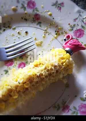 Kitch flamingo titolare di mais sulla piastra a vuoto dopo un pasto, STATI UNITI D'AMERICA Foto Stock
