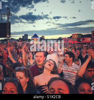 Una folla in un concerto a Hyde Park, Londra Foto Stock