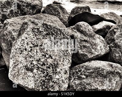 Armatura di roccia le difese costiere Foto Stock