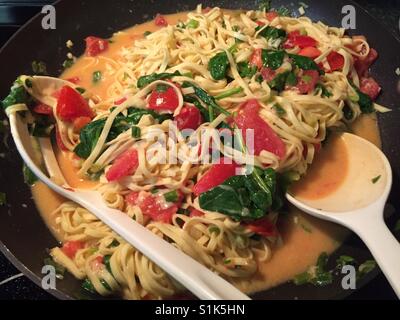 Un piatto di pasta di verdure fresche e di spaghetti, STATI UNITI D'AMERICA Foto Stock