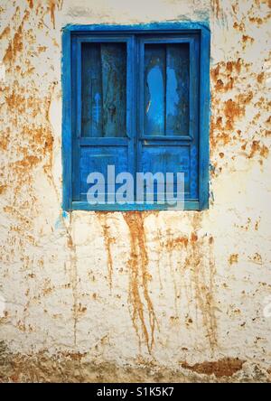 Blu brillante finestra dipinte con chiudere tapparelle su un vecchio muro stucco in Cusco, Perù Foto Stock