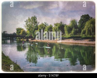 Stand Up Paddle boarding lungo il fiume Ljubljanica a Ljubljana, Slovenia Foto Stock