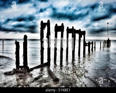 Rifiuti in disuso uscita dell'acqua del mare del Nord, Bawdsey traghetto, Suffolk, Regno Unito. Foto Stock