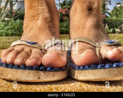 Piedi in flipflops Foto Stock