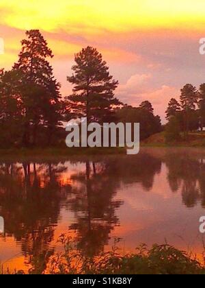 Vivid tramonto sul lago con assolutamente nessun filtro- Carolina del Nord Foto Stock