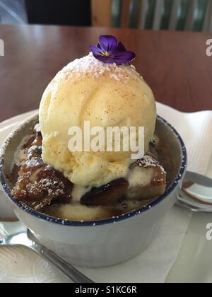 Pudding di pane con gelato alla vaniglia Foto Stock