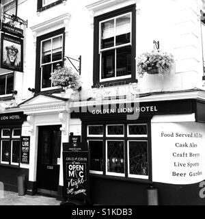 Il Golden Lion è un vecchio pub tradizionale inglese, costruito nel XVI secolo, Romford, Essex, Regno Unito Foto Stock