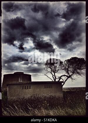 Architettura di guerra sulla costa di Suffolk. Foto Stock