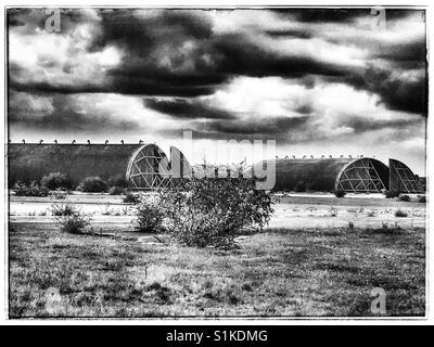 Temprato rifugi aerei sulla ex USAF Guerra Fredda base, Woodbridge, Suffolk, Inghilterra. Foto Stock