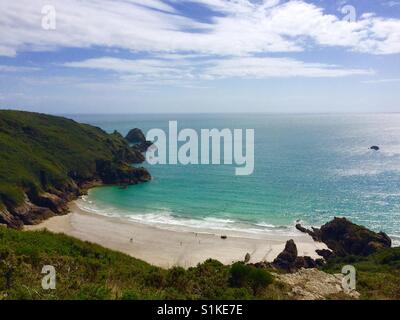 Petit Port, Guernsey. Vista dalla scogliera percorso. Foto Stock