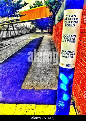 Segnale di informazione per i proprietari di cani sulla Thames Path, penisola di Greenwich, Londra, Inghilterra Foto Stock