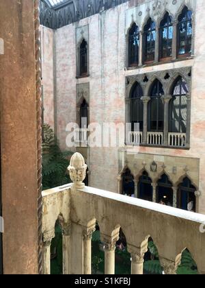 Balcone con vista di Isabella Stewart Gardner Museum di Boston vetrine collezione d arte ed evidenzia includono l'architettura Foto Stock