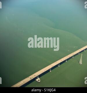 Il San Mateo-Hayward ponte al di sopra della baia di San Francisco, vista aerea. Foto Stock