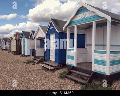 Cabine sulla spiaggia, a Thorpe Bay in Essex Foto Stock