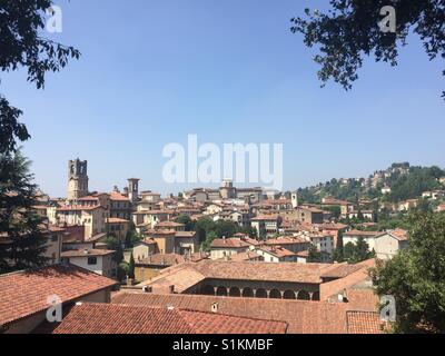 BERGAMO, Italia. Il 2 agosto 2017. La vista da Rocco di giardini in città alta su una soleggiata giornata estiva. Foto Stock