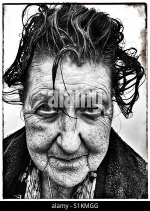 80 anni di donna con la tintura per capelli Foto Stock