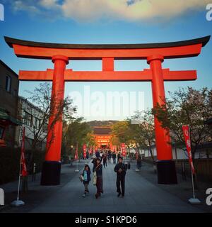 Gigante rosso vermiglio torii gate all'entrata di Fushimi Inari tempio di Kyoto Foto Stock