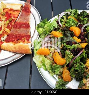 Vegan fette di pizza e insalate fresche sulla tabella nel grafico a torta Sizzle ristorante a Seattle Foto Stock