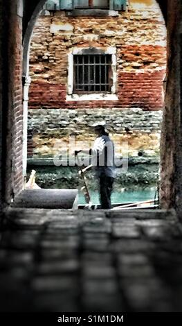 Gondoliere su un canale di Venezia. Foto Stock