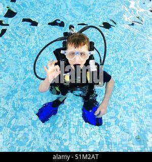 Ragazzo scuba diving in una piscina Foto Stock