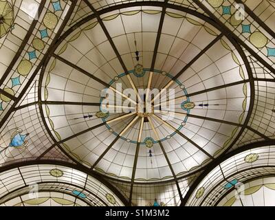 Art Deco soffitto a vetrata a cupola della cattedrale in stile arcade di Melbourne in Australia Foto Stock