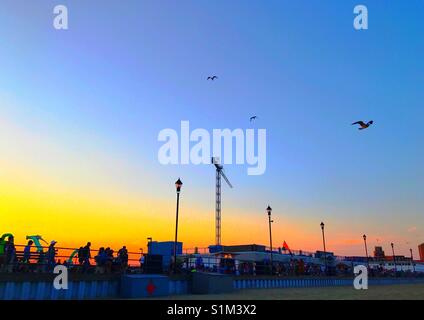 Le persone sul lungomare su una notte estiva, Asbury Park Jersey Shore Foto Stock