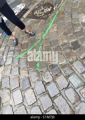 Camminando attraverso le strade bagnate in St Omar in Francia Foto Stock