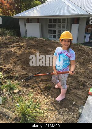 Bambina pronto a mettersi al lavoro Foto Stock