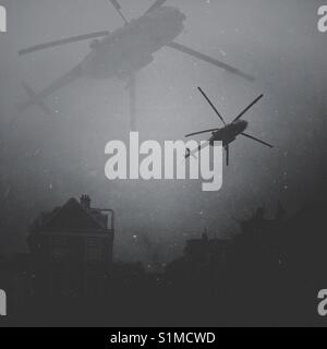 Elicottero di sorveglianza urbana Foto Stock