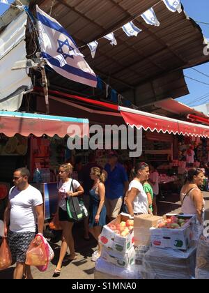 Gli amanti dello shopping al mercato Carmel, Tel Aviv, Israele Foto Stock