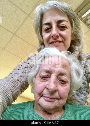 Madre e figlia. Foto Stock