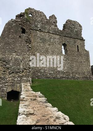 Rovine del XII secolo il castello di Ogmore nel Galles del Sud Foto Stock