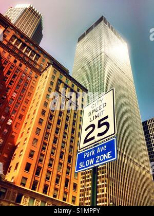 25 MPH segnale di limite di velocità, Park Avenue, New York , USA Foto Stock