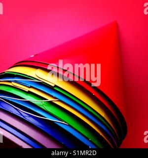 Una luminosa colorata dettaglio colpo di una pila di cappelli di partito Foto Stock