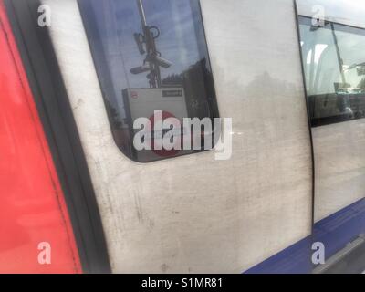 East Finchley segno riflesso in un metro di Londra treno tubo Foto Stock