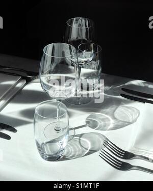 Un luogo impostazione in un ristorante compresi bicchieri Foto Stock