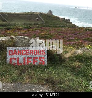 Scogli pericolosi segno, Land's End, Cornwall, Regno Unito Foto Stock