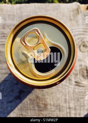 Vista dall'alto di una golden lattina di birra su di un tavolo di legno Foto Stock