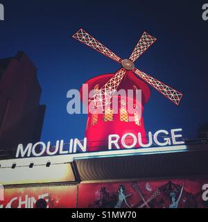 Il Moulin Rouge, Parigi, Francia Foto Stock