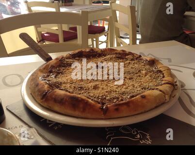 Mangiare una pizza al cioccolato Foto Stock