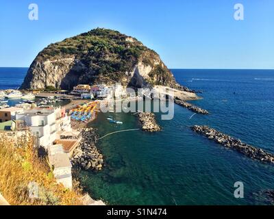 Vista panoramica di Sant'Angelo, un antico villaggio di pescatori sull'isola di Ischia che ha trasformato in una meta turistica internazionale. Foto Stock