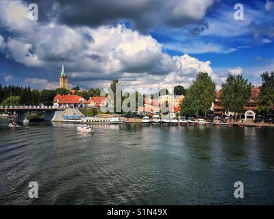 Città Mikolajki - una delle più famose città di villeggiatura in Masuria regione della Polonia Foto Stock