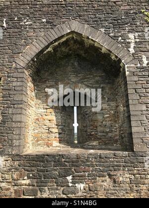 Una freccia fessura nella parete della diga del nord piattaforma del Castello di Caerphilly Foto Stock