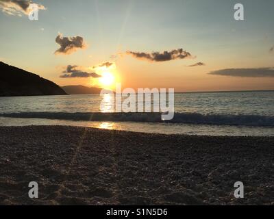 Tramonto sulla spiaggia di Myrtos featured in film Captain Corelli il mandolino sulla bellissima isola di Cefalonia in Grecia Foto Stock