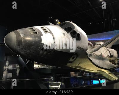 L'ultima navetta spaziale "Atlantis" sul display in corrispondenza di un fine-costruito al centro esposizioni presso il Kennedy Space Center di Cape Canaveral, in Florida Foto Stock