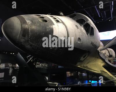 L'ultima navetta spaziale "Atlantis" sul display in corrispondenza di un fine-costruito al centro esposizioni presso il Kennedy Space Center di Cape Canaveral, in Florida Foto Stock