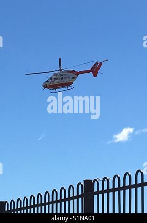 Bassa battenti elicottero in volo contro un cielo blu. Foto Stock