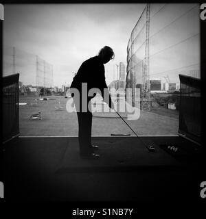 Donna circa di oscillare a sfera su una gamma di guida Foto Stock